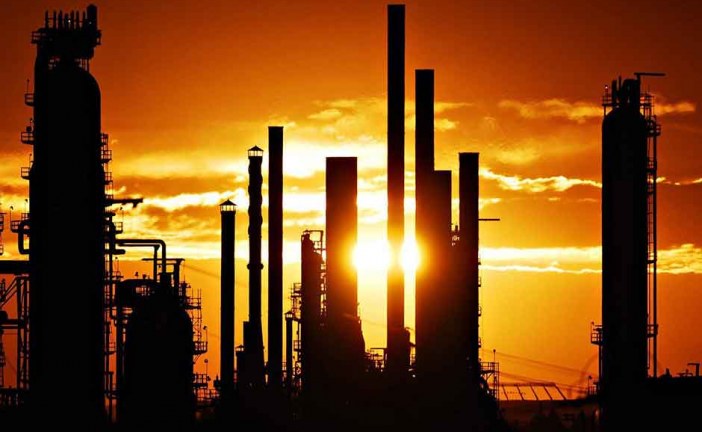 Oil edges higher above US$52 before inventory report