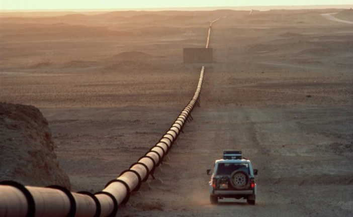 U.S. crude slips on inventory build, gasoline rallies