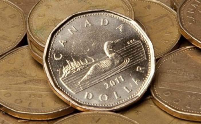 Canadian dollar loosens close ties with oil on energy investment doubts