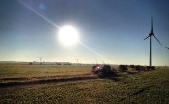 Different futures for wind energy: who will be right?