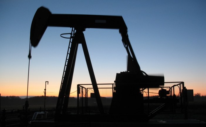US crude rises 1.6%, settling at $45.33, but posts third straight weekly loss