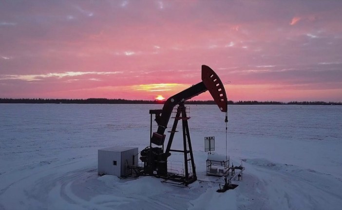 Oil prices edge higher on optimism over Omicron impact