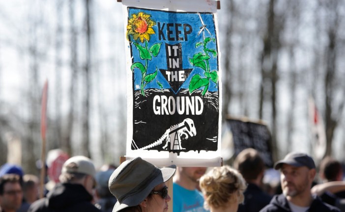 No ‘stop clock’ on Trans Mountain consultations as oilpatch suffers US$40 discount