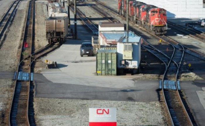 Federal government resists mounting pressure to end CN Rail strike