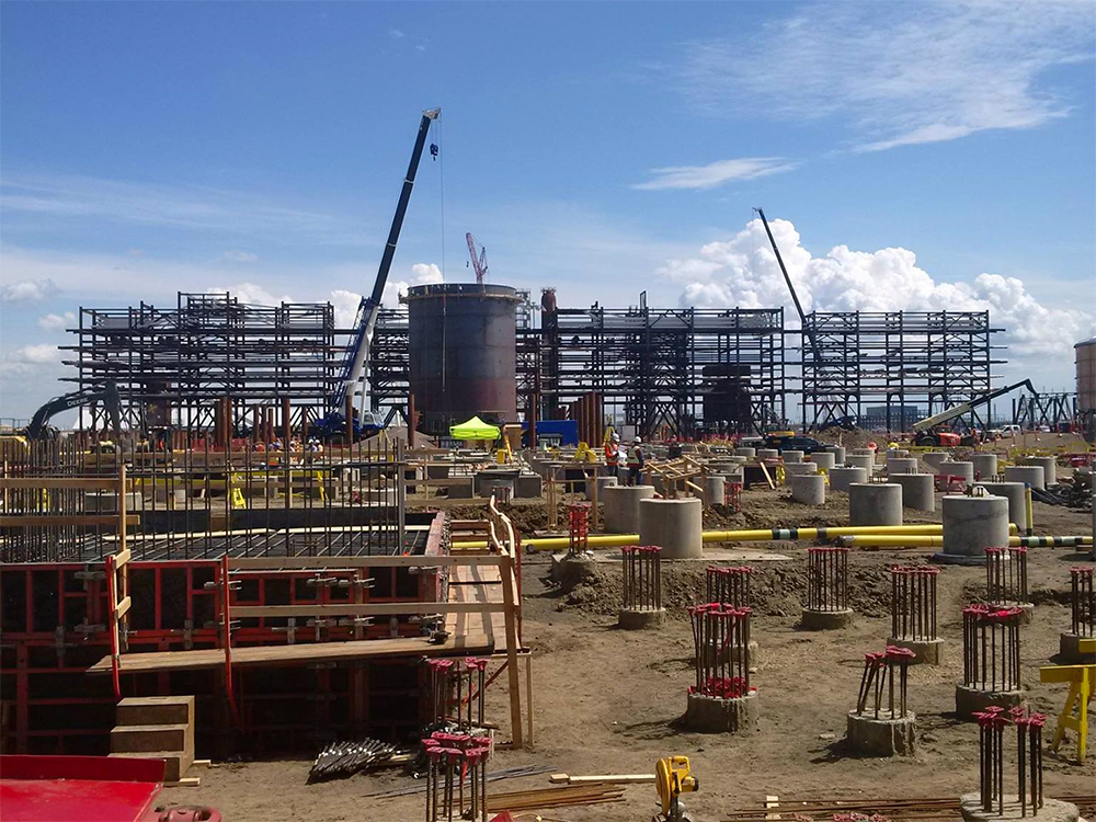  Gasifier unit under construction in July 2016 at Sturgeon Refinery.