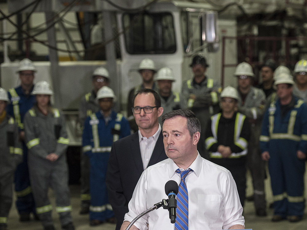  Premier Jason Kenney announces a $100-million government loan to the Orphan Wells Association. He appears with Lars De Pauw, executive director of the organization.