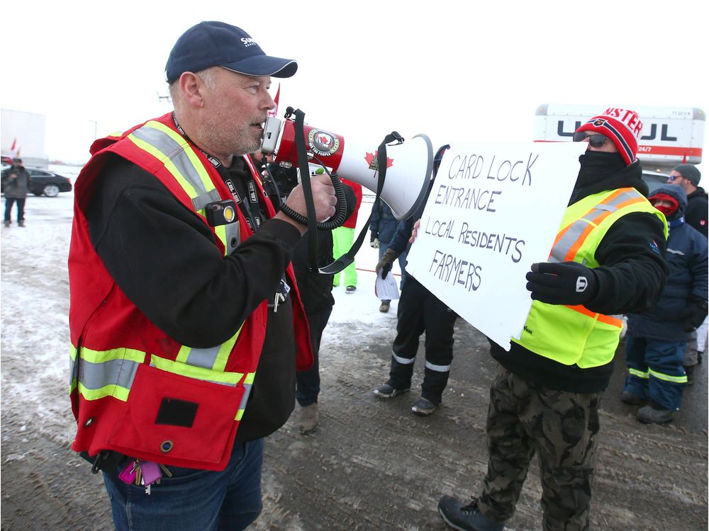  A United We Roll supporter shares his opinion in front of Unifor supporters at the blockade in Carseland.