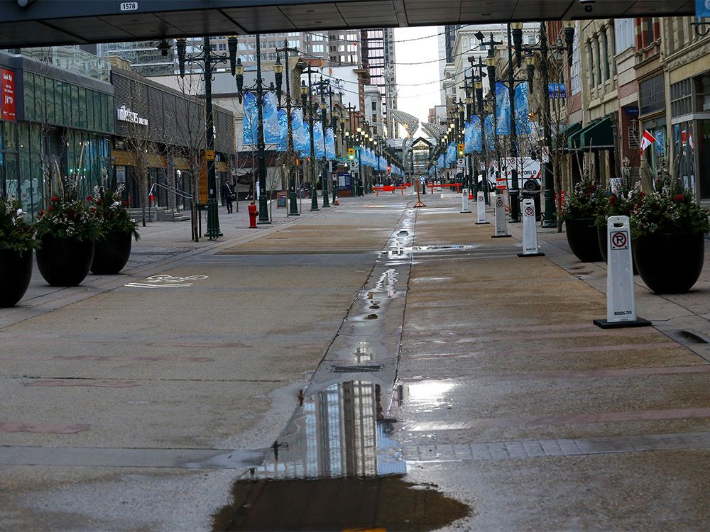  A near-empty Stephen Avenue mall as new COVID restrictions were announced in Calgary on Wednesday, Dec. 9, 2020.