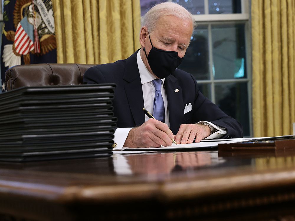  U.S. President Joe Biden signs a series of executive orders in the Oval Office — including an order withdrawing the construction permit for the Keystone XL pipeline — on Jan. 20, 2021.