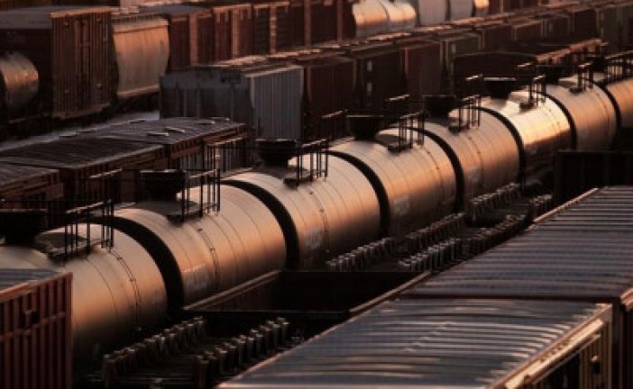 As debate rages over cross-border pipelines, U.S. analysts brace for more oil by rail