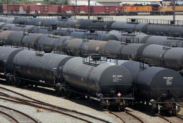 Heavy oil continues widening ahead of long weekend