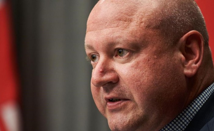 Manitoba’s top doctor says politicians who remove masks for photos are not offside