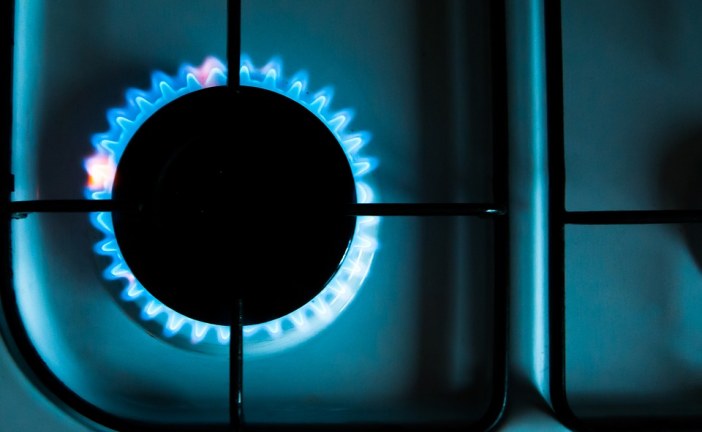 U.S. natgas futures tick lower on mild weather outlook