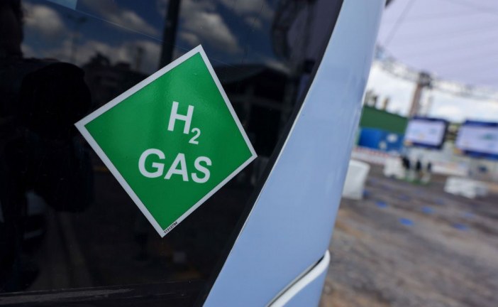 Green hydrogen project still alive despite Hydro-Québec exit, Quebec minister says