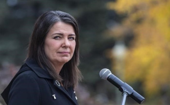 Premier Danielle Smith shores up Alberta base promising autonomy from Ottawa