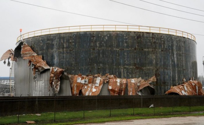 Harvey threatens more U.S. oil refineries after heavy rains