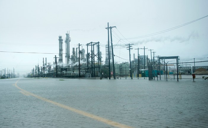 Gasoline prices surge, oil declines as Harvey shutters refineries